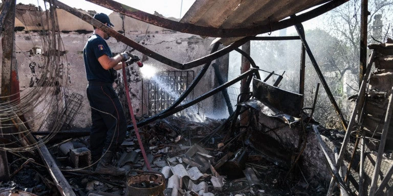 Οδοιπορικό στα καμένα σπίτια από τη φωτιά στον Υμηττό (εικόνες)